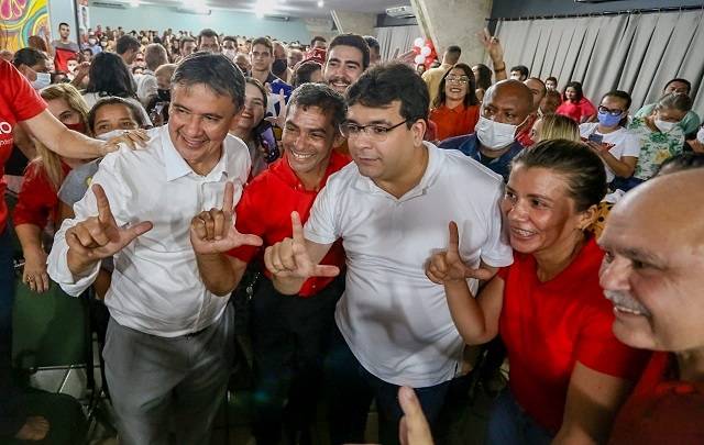 pré-candidatos Wellington Dias e Rafael Fonteles em reunião política
